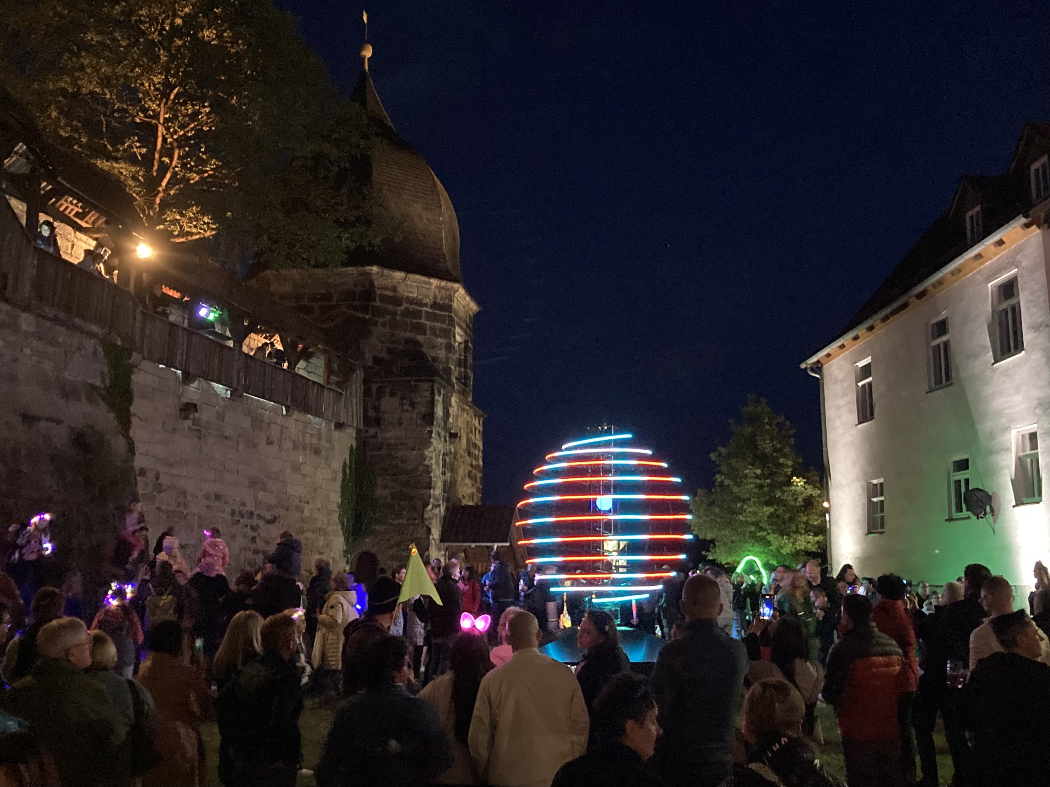 Marbles — Kronach Leuchtet, crowd by the castle