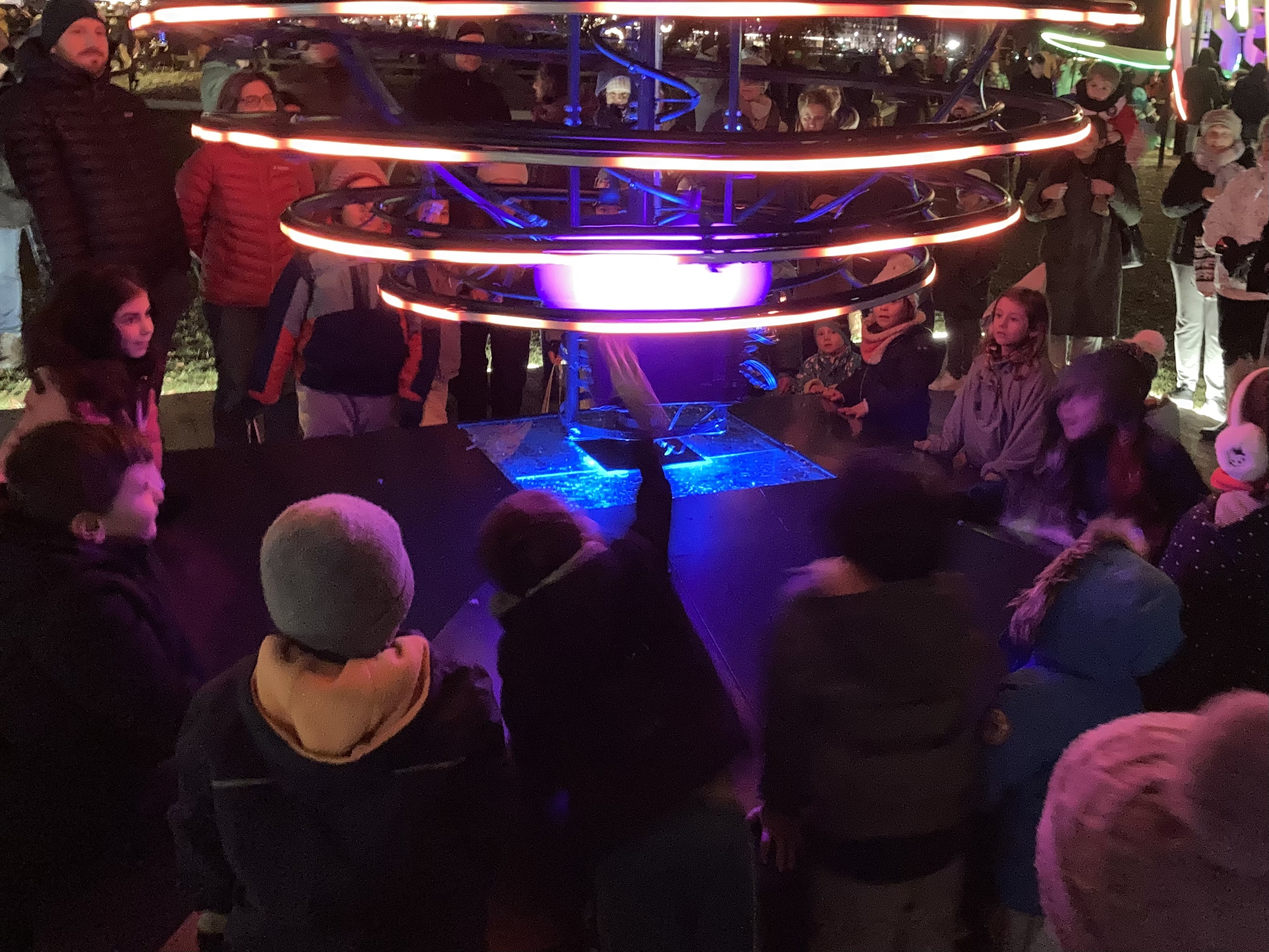 Marbles — Geneva, visitors gathered around the rings